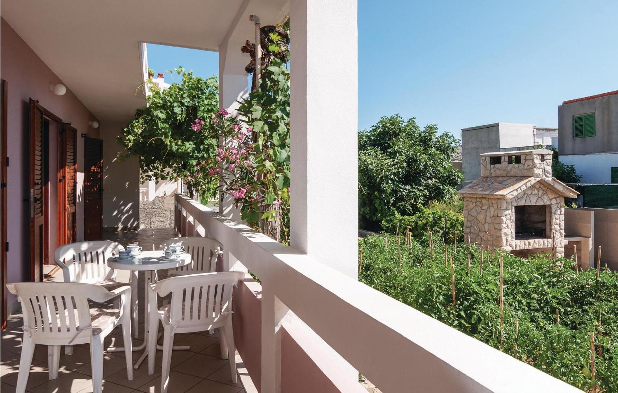 2 Bedroom Awesome Apartment In Pag 帕格 外观 照片